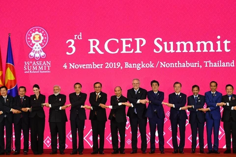 Thủ tướng Nguyễn Xuân Phúc (thứ 8, bên phải) và lãnh đạo các nước thành viên Hiệp định Đối tác Kinh tế Toàn diện khu vực (RCEP) chụp ảnh chung tại Hội nghị thượng đỉnh RCEP lần thứ 3 ở Bangkok, Thái Lan, ngày 4/11/2019. (Ảnh: AFP/TTXVN)