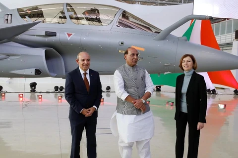 Bộ trưởng Quốc phòng Ấn Độ Rajnath Singh (giữa) trong lễ nhận bàn giao máy bay Rafale ngày 8/10/2019. (Nguồn: Reuters)