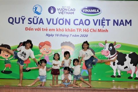 Quỹ sữa Vươn cao Việt Nam và Vinamilk mang niềm vui cho trẻ em TP.HCM