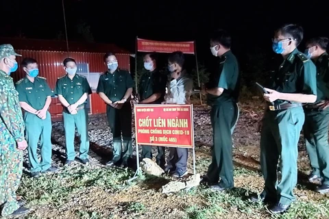 Đoàn công tác kiểm tra tại điểm chốt khu vực cột mốc 465. (Ảnh: Nguyễn Chiến/TTXVN)
