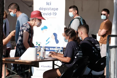 Người dân tại một điểm xét nghiệm COVID-19 ở Nice, Pháp, ngày 27/7/2020. (Ảnh: THX/TTXVN)