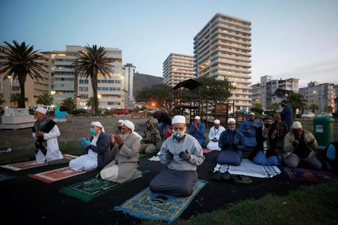 Người dân Hồi giáo thực hiện nghi thức cầu nguyện trong bối cảnh dịch COVID-19 bùng phát. (Nguồn: Reuters)