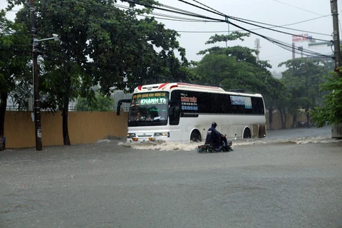Tuyến đường Trường Chinh, phường Mường Thanh, thành phố Điện Biên Phủ bị ngập sâu trong nước. (Ảnh: Phan Tuấn Anh/TTXVN)