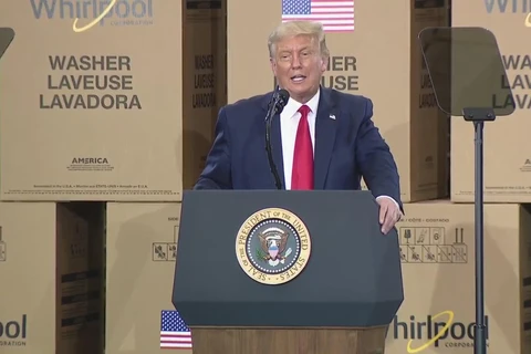 Tổng thống Mỹ Donald Trump phát biểu tại cơ sở chế tạo của tập đoàn Whirlpool hôm 6/8. (Nguồn: fox8.com)