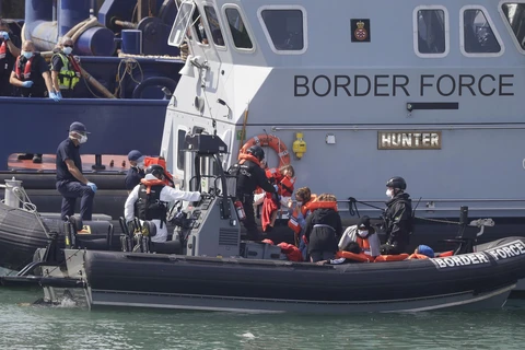 Lực lượng biên phòng Anh đưa một nhóm người di cư bất hợp pháp lên cảng Dover ngày 8/8/2020. (Nguồn: AP)