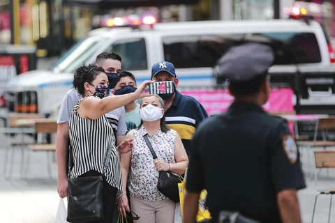 Người dân đeo khẩu trang phòng lây nhiễm COVID-19 tại New York, Mỹ, ngày 23/7/2020. (Ảnh: THX/TTXVN)