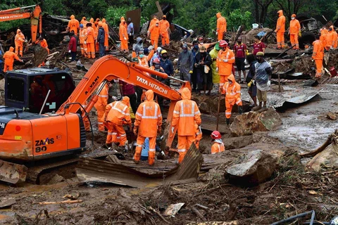 Lực lượng cứu hộ tìm kiếm người mất tích tại hiện trường vụ lở đất ở bang Kerala, Ấn Độ ngày 8/8/2020. (Ảnh: AFP/TTXVN)