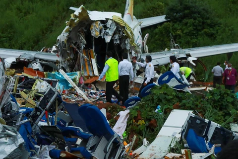 Nhà chức trách điều tra tại hiện trường vụ tai nạn máy bay chở khách của Hãng hàng không Air India Express tại sân bay quốc tế Calicut, bang Kerala, Ấn Độ ngày 8/8/2020. (Ảnh: AFP/TTXVN)