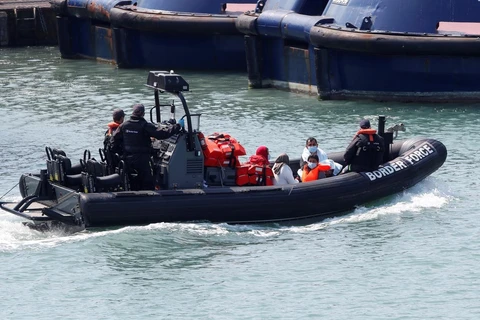Lực lượng tuần tra biên giới Anh đưa người di cư bất hợp pháp lên cảng Dover ngày 9/8/2020. (Nguồn: Reuters)