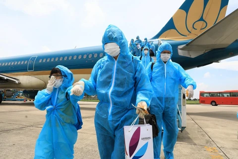 Các hành khách trên chuyến bay đặc biệt từ Đà Nẵng trở về Hà Nội. (Ảnh: Thành Đạt/TTXVN)