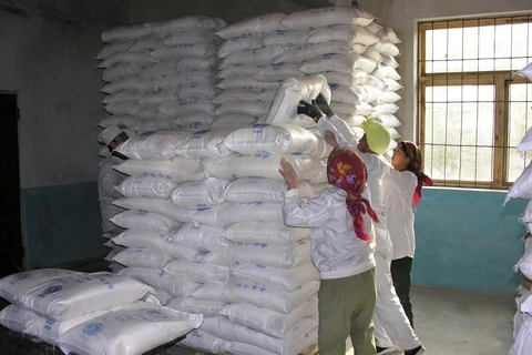 Lương thực viện trợ cho Triều Tiên thông qua Chương trình Lương thực Thế giới, tại Huichon, tỉnh Chagang (Triều Tiên). (Ảnh: AFP/TTXVN)