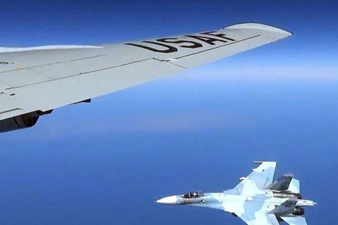 Chiến đấu cơ Su-27 của Nga chặn máy bay Mỹ trên bầu trời Biển Đen
