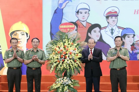 Phó Thủ tướng Thường trực Chính phủ Trương Hòa Bình tặng hoa chúc mừng Bộ Công an. (Ảnh: Doãn Tấn/TTXVN)
