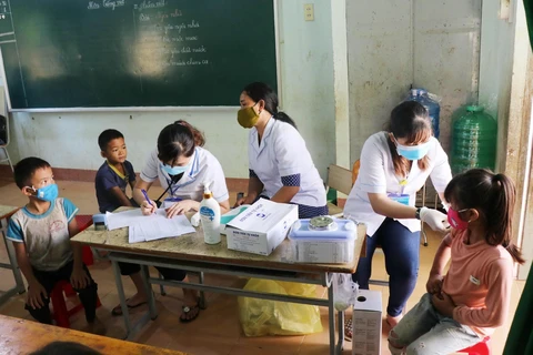 Khám sàn lọc và tiêm vắc xin phòng bệnh bạch hầu cho trẻ trong khu dân cư có bệnh nhân mắc bạch hầu tại huyện Lắk. (Ảnh: Tuấn Anh/TTXVN)