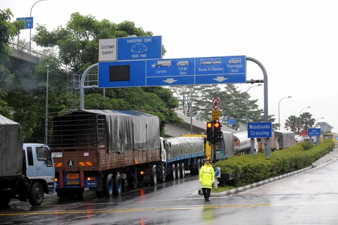 Các phương tiện di chuyển tại khu vực cửa khẩu biên giới Singapore-Malaysia. (Ảnh: AFP/TTXVN)