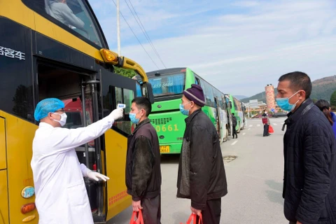 Kiểm tra thân nhiệt các lao động Trung Quốc từ nông thôn lên thành phố làm việc. (Nguồn: Getty Images)