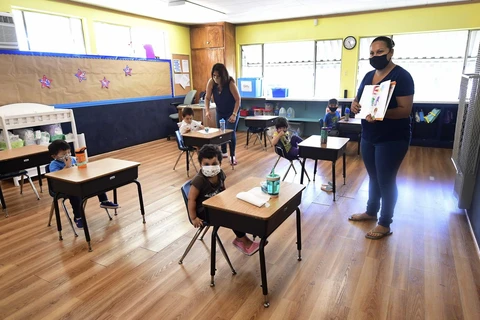 Học sinh và giáo viên đeo khẩu trang phòng lây nhiễm COVID-19 tại một lớp học ở Monterey Park, bang California, Mỹ, ngày 9/7/2020. (Ảnh: AFP/TTXVN)