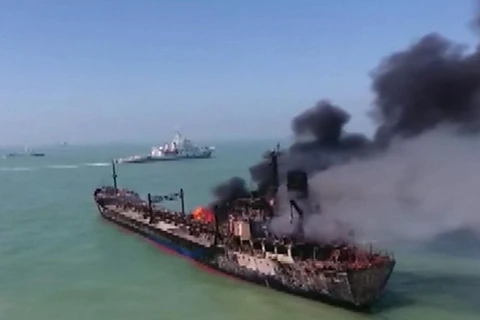 Trung Quốc: Tàu chở hàng đâm cháy tàu chở xăng, 14 người mất tích