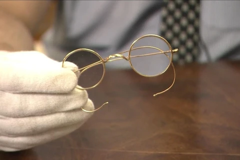 Đấu giá cặp kính mạ vàng của lãnh tụ Ấn Độ Mahatma Gandhi