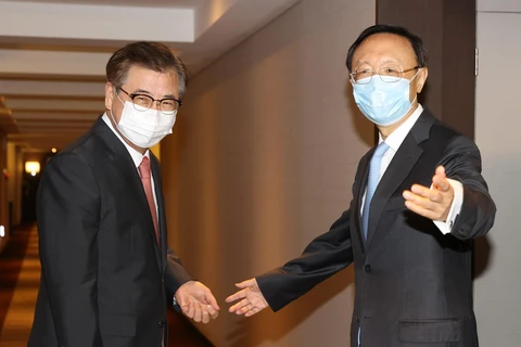 Ông Suh Hoon (trái) - Giám đốc Văn phòng an ninh quốc gia Hàn Quốc trong cuộc gặp ông Dương Khiết Trì - Ủy viên Bộ Chính trị Ban chấp hành trung ương Đảng Cộng sản Trung Quốc tại thành phố cảng Busan (Hàn Quốc) ngày 22/8/2020. (Ảnh: YONHAP/TTXVN)
