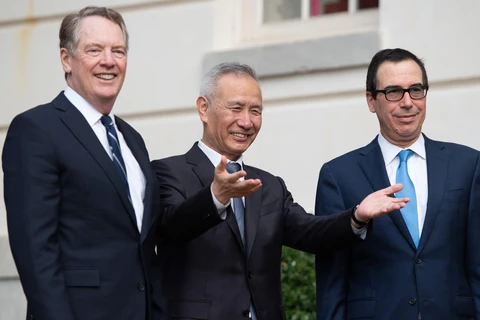 (Từ trái sang) Đại diện Thương mại Mỹ Robert Lighthizer, Phó Thủ tướng Trung Quốc Lưu Hạc và Bộ trưởng Tài chính Mỹ Steven Mnuchin tại vòng đàm phán thương mại Mỹ-Trung Quốc ở Washington, DC ngày 10/10/2019. (Ảnh: AFP/TTXVN)