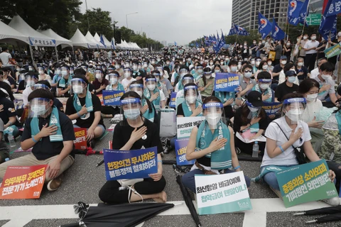 Các bác sỹ tham gia đình công phản đối kế hoạch cải tổ ngành y tại Seoul, Hàn Quốc ngày 26/8/2020. (Nguồn: AP)