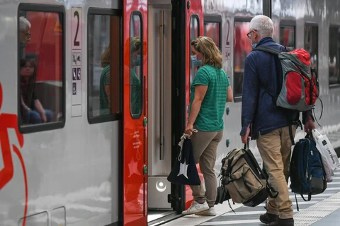 Người dân đeo khẩu trang phòng tránh lây nhiễm COVID-19 tại một nhà ga ở Frankfurt, Đức, ngày 14/8/2020. (Ảnh: THX/TTXVN)