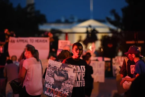 Người biểu tình tụ tập ngoài Nhà Trắng trước khi ông Trump phát biểu