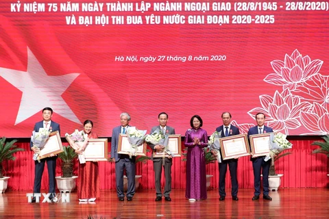 Phó Chủ tịch nước Đặng Thị Ngọc Thịnh trao Huân chương Lao động cho các đồng chí lãnh đạo và nguyên lãnh đạo Bộ Ngoại giao. (Ảnh: Lâm Khánh/TTXVN)