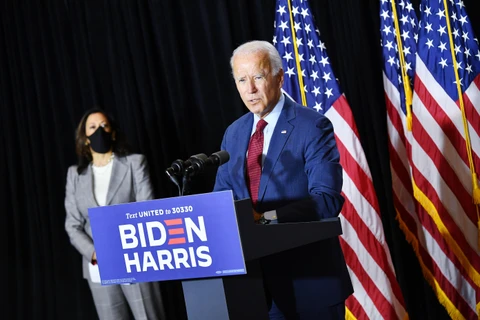 Ứng cử viên của đảng Dân chủ, cựu Phó Tổng thống Mỹ Joe Biden và Thượng nghị sỹ Kamala Harris tại cuộc họp báo ở Wilmington, bang Delaware ngày 13/8/2020. (Ảnh: AFP/TTXVN)