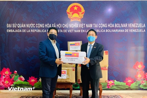 Việt Nam trao tặng vật tư y tế cho Bộ Ngoại giao, Quốc hội Venezuela