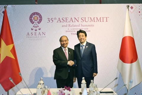 Thủ tướng Nguyễn Xuân Phúc gặp Thủ tướng Nhật Bản Abe Shinzo tại Hội nghị Cấp cao ASEAN lần thứ 35 ngày 4/11/2019, tại Bangkok/Nonthaburi, Thái Lan. (Ảnh: Thống Nhất/TTXVN)