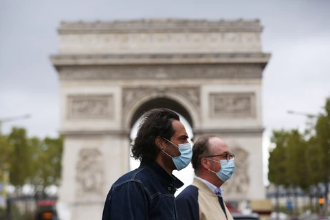Người dân đeo khẩu trang phòng lây nhiễm COVID-19 tại Paris, Pháp, ngày 28/8/2020. (Ảnh: THX/TTXVN)
