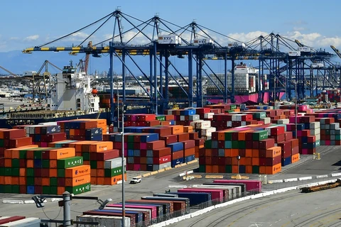 Container hàng hóa được xếp tại cảng Los Angeles, Mỹ, ngày 26/3/2020. (Ảnh: AFP/TTXVN)