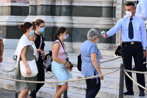 Kiểm tra thân nhiệt nhằm phòng ngừa dịch COVID-19 tại Florence, Italy, ngày 4/9/2020. (Ảnh: THX/TTXVN)