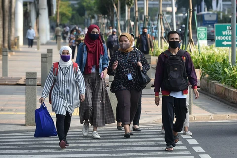 Người dân đeo khẩu trang phòng lây nhiễm COVID-19 tại Jakarta, Indonesia, ngày 19/8/2020. (Ảnh: THX/TTXVN)