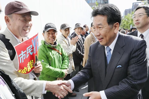 Ông Yukio Edano (phải), đang giữ chức Chủ tịch CDPJ, nhiều khả năng sẽ giành thắng lợi trong cuộc đua vào chức chủ tịch đảng đối lập mới. (Nguồn: Kyodo)