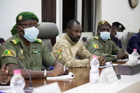 Đại tá Assimi Goita (giữa), người đứng đầu Ủy ban Quốc gia bảo vệ người dân (CNSP) tự xưng sau cuộc binh biến ở Mali, trong cuộc đàm phán với phái đoàn Cộng đồng Kinh tế Tây Phi (ECOWAS) ở Bamako, ngày 22/8/2020. (Ảnh: AFP/TTXVN)