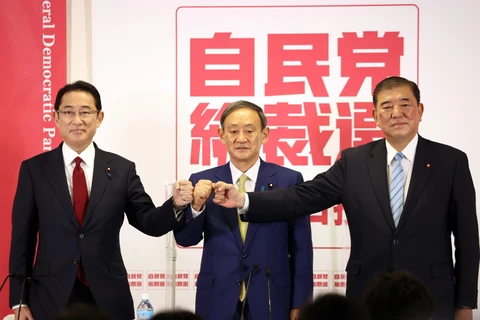 (Từ trái sang) Cựu Ngoại trưởng Nhật Bản Fumio Kishida, Chánh Văn phòng Nội các Yoshihide Suga và cựu Bộ trưởng Quốc phòng Shigeru Ishiba tại cuộc họp báo chung ở Tokyo ngày 8/9/2020. (Ảnh: AFP/TTXVN)