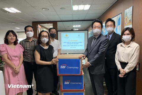 Doanh nghiệp Hàn Quốc tặng 10.000 khẩu trang cho lao động Việt Nam
