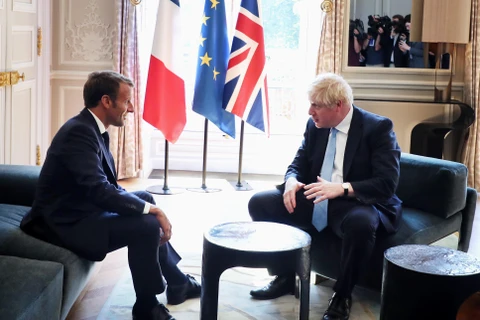 Thủ tướng Anh Boris Johnson (phải) và Tổng thống Pháp Emmanuel Macron (trái) trong cuộc gặp ở Paris ngày 22/8/2019 để thảo luận về Brexit. (Ảnh: AFP/TTXVN)