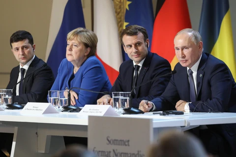 (Từ trái qua phải) Tổng thống Ukraine Volodymyr Zelenskiy, Thủ tướng Đức Angela Merkel, Tổng thống Pháp Emmanuel Macron và Tổng thống Nga Vladimir Putin tại cuộc họp báo ở Paris ngày 9/12/2019. (Ảnh: AFP/TTXVN)