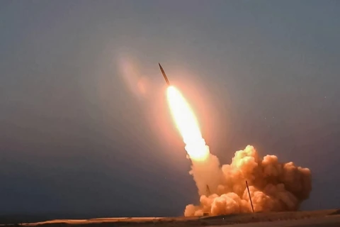Tên lửa "Ghassem Soleimani" do Iran chế tạo được phóng thử từ một địa điểm bí mật. (Ảnh: AFP/TTXVN)