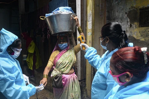 Kiểm tra thân nhiệt phòng lây nhiễm COVID-19 tại Mumbai, Ấn Độ. (Ảnh: AFP/TTXVN)