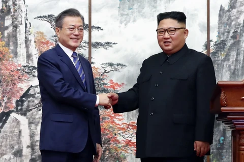 Tổng thống Hàn Quốc Moon Jae-in (trái) và nhà lãnh đạo Triều Tiên Kim Jong-un (phải) tại cuộc gặp ở Bình Nhưỡng ngày 19/9/2018. (Ảnh: AFP/TTXVN)