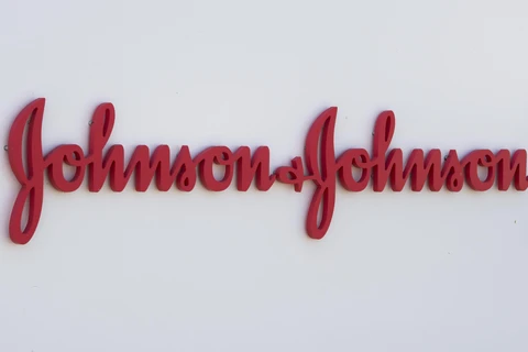 Biểu tượng của công ty Johnson & Johnson. (Ảnh: AFP/TTXVN)