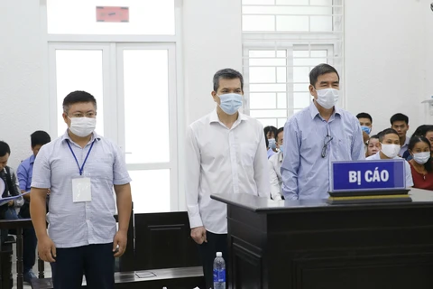 (Từ trái sang) Bị cáo Trần Khắc Hiệp, Lê Xuân Hoàng và Nguyễn Mạnh Tấn tại phiên tòa. (Ảnh: Doãn Tấn/TTXVN)
