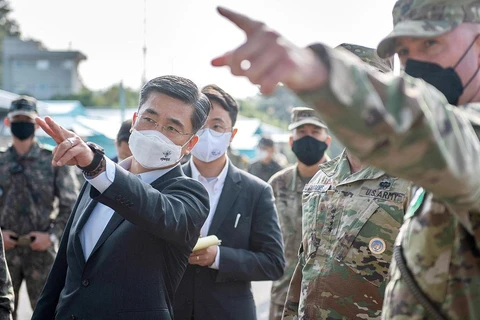 Bộ trưởng Quốc phòng Suh Wook đến thăm làng đình chiến Panmunjom. (Nguồn: AFP)