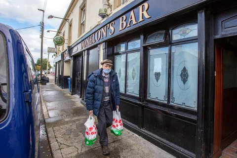 Người dân đeo khẩu trang phòng dịch COVID-19 tại Dunmore, Ireland ngày 3/9/2020. (Nguồn: AFP)