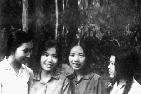 4 nữ phóng viên VNTTX Trinh-Hòa-Thoa-Thùy tăng cường cho TTXGP tại khu vực chiến trường Trung Trung bộ năm 1973. (Ảnh: Tư liệu VNTTX)